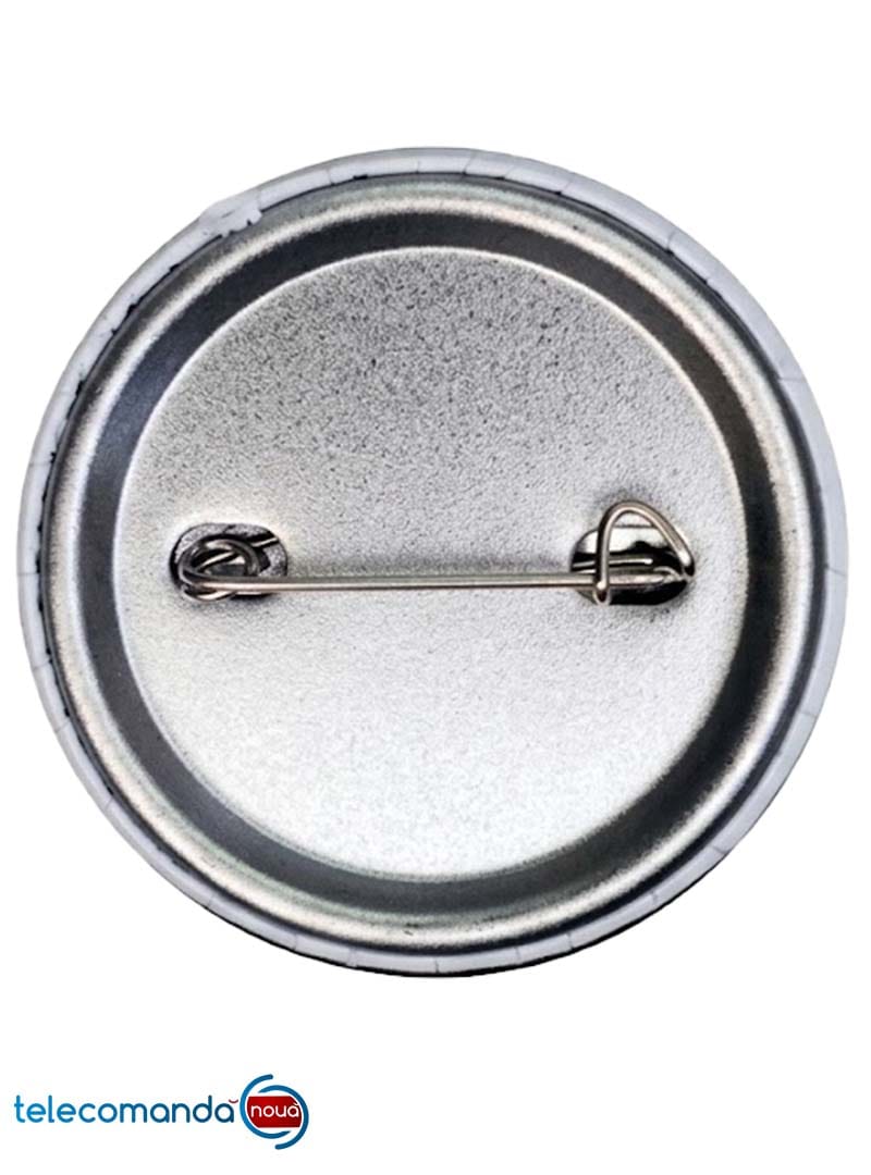 Insigna metalica rotunda vedere spate cu ac de siguranta si fundal alb curat
